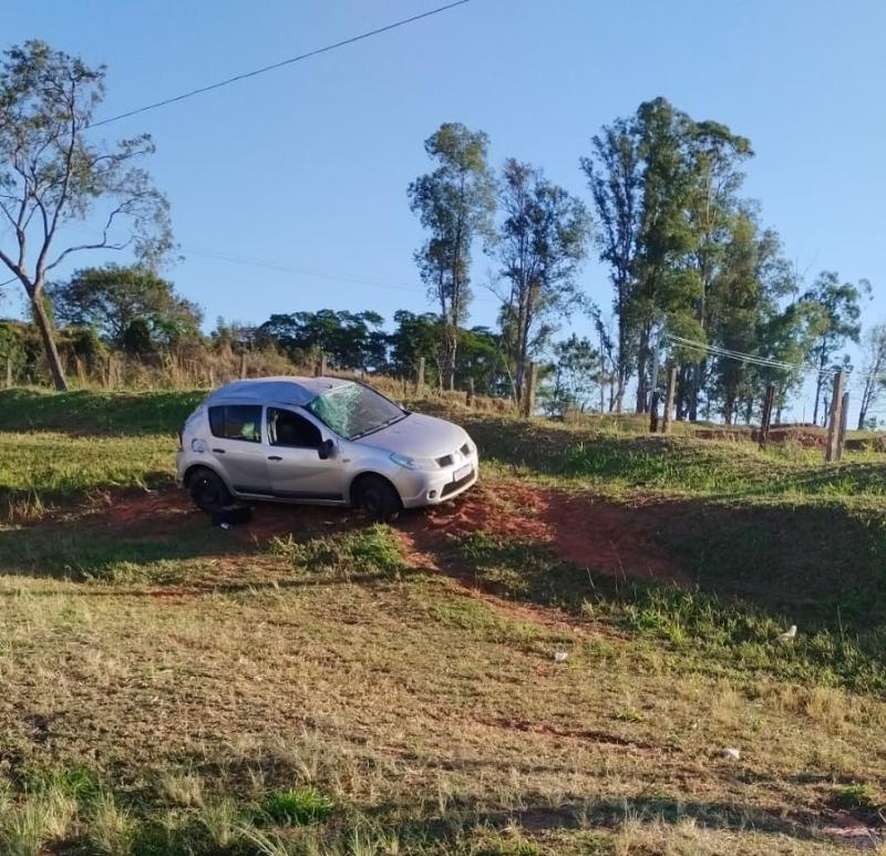 Em vistoria veicular, foram localizadas uma espingarda municiada e faca de caça