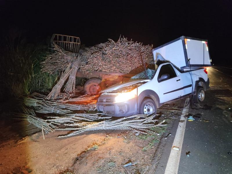 Trator que tracionava semirreboque carregado com ramos de mandioca foi atingido por Strada