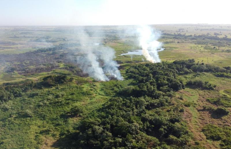 Chamas foram contidas pela Apoena, Bombeiros, prefeituras, funcionários de fazendas e helicóptero Águia