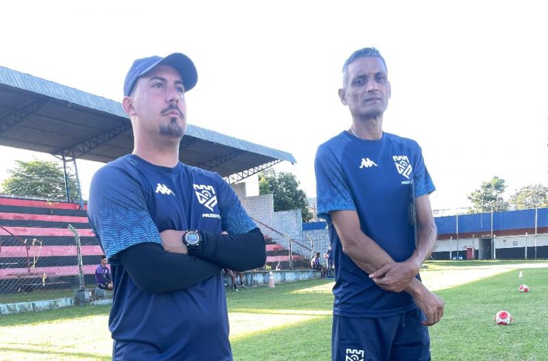 Auxiliar técnico Rennan Vaz (dir.) e o novo treinador da equipe Sub-20 do Carcará, Wellington Berto de Oliveira