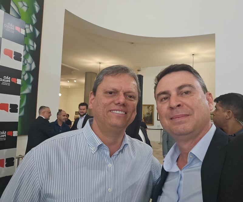 Prefeito de Mirante do Paranapanema, Átila Ramiro, e o governador Tarcísio de Freitas