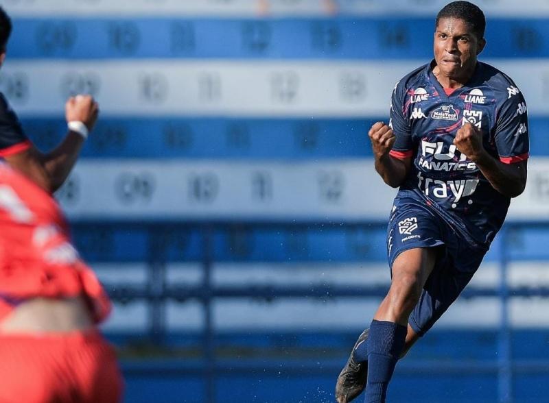 Wagner aproveitou a sobra da bola na área adversária após escanteio e fez o 2º gol da virada do Grêmio por 3 a 1 sobre o Santo André 