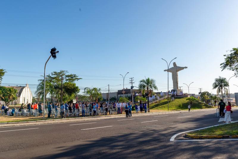 Altar foi montado aos pés da imagem construída há 33 anos