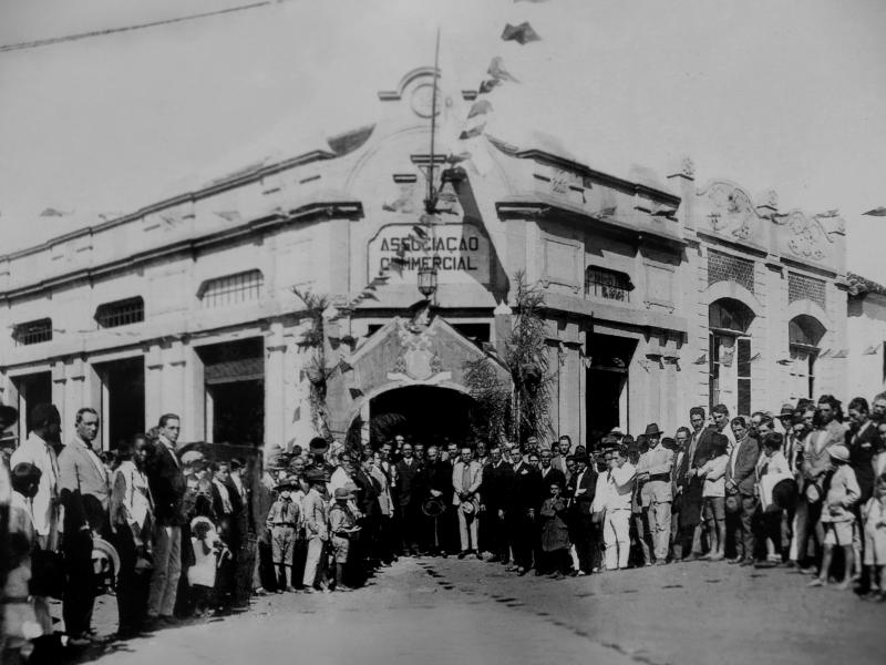 Comerciantes pioneiros em frente da primeira sede da Associação Comercial