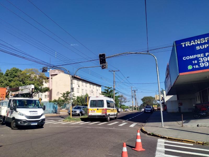 Semáforos ficam na Avenida Juscelino Kubitschek de Oliveira, na Cecap