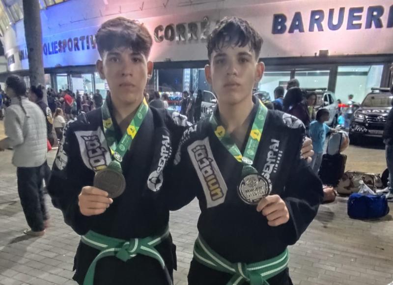 Yuri Barros (esq.) enfrentou atletas de até 65,5kg e ganhou um bronze e Ygor Barros (dir.) chegou à decisão da categoria até 60 kg e saiu com medalha de prata sobre o peito