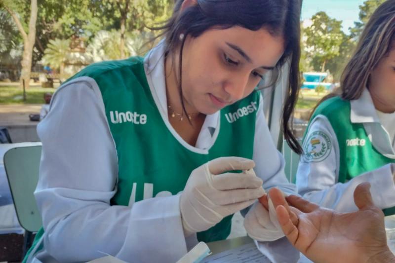 Evelin Alves de Souza Caetano é aluna de Técnico em Farmácia e enaltece escolha