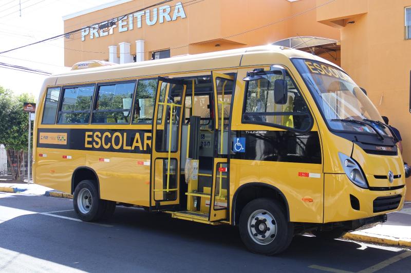 Novo veículo vai beneficiar transporte de alunos da rede municipal de educação de Pirapozinho