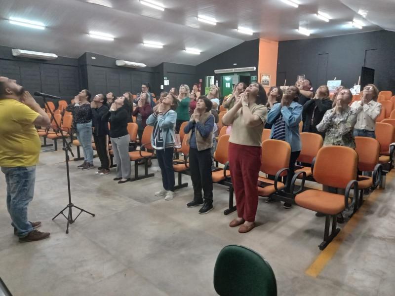 Workshop “Quem canta seus males espanta” reúne 40 alunos que estão aprendendo técnica vocal, controle da voz e respiração