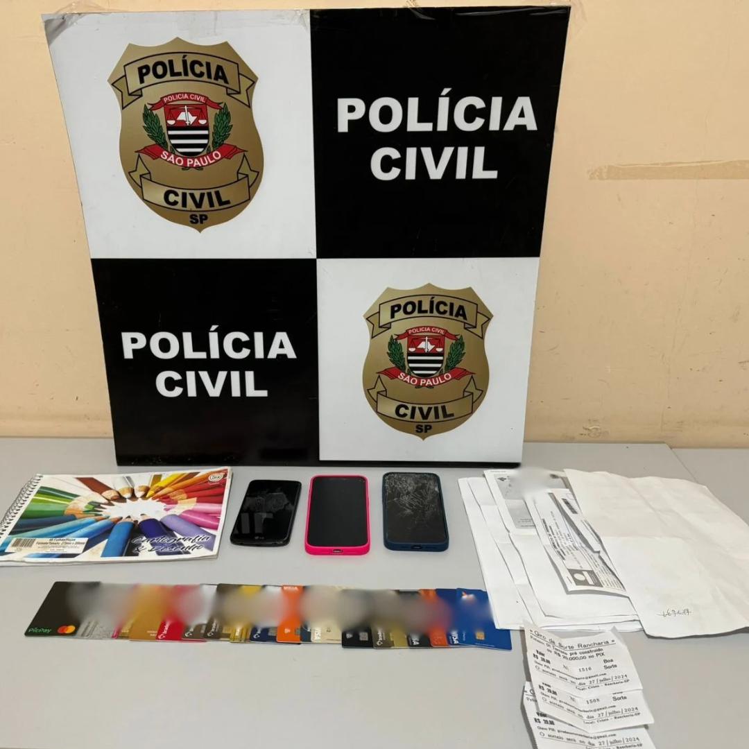 Em operação na casa da suspeita, policiais civis apreenderam documentos, cartões, celulares e anotações