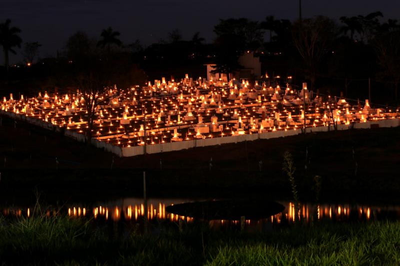 Ritual das velas – há 103 anos não é registrado chuva nesse dia e não tem vento – as velas ficam acesas até a queima total