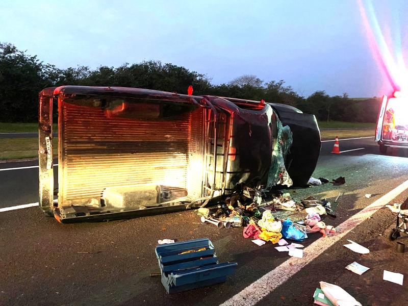 Utilitário invadiu canteiro central, capotou e parou somente na pista de sentido contrário ao que trafegava