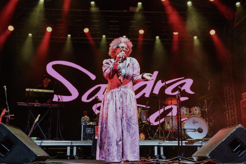 Sandra Sá encerrou o Sesc Thermas do Rock  mostrando toda sua potência no palco