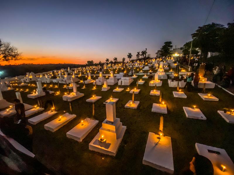 As velas são acesas ainda durante o dia e permanecem acesas até a queima natural