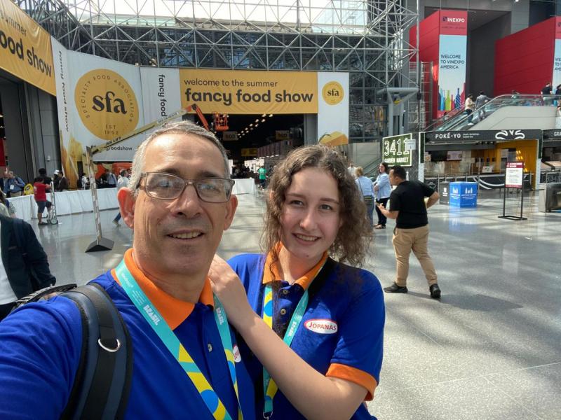 O empresário Jorge Targino e a filha Ana Maria, na Summer Fancy Food Show, uma das principais feiras do mundo no setor de alimentos