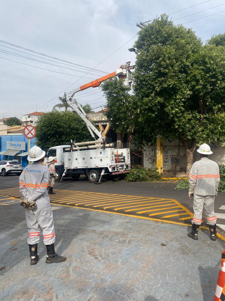 Boa parte dos serviços é feita com rede ligada, ou seja, por meio do trabalho em “linha viva”