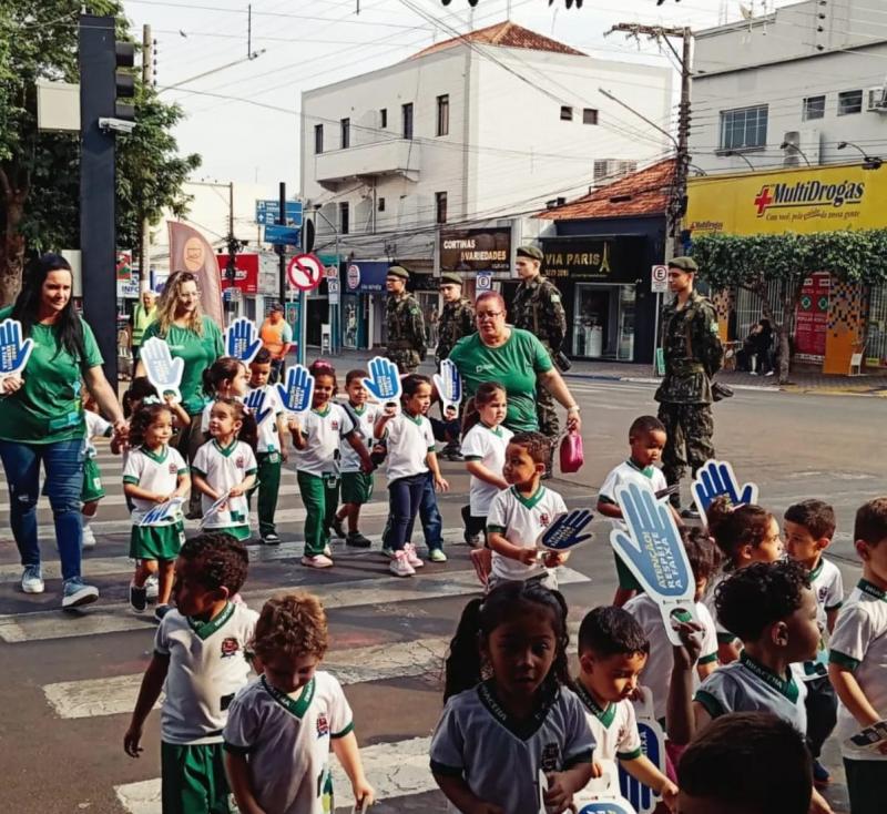 Estudantes distribuíram materiais educativos a fim de conscientizar pedestres sobre seus direitos