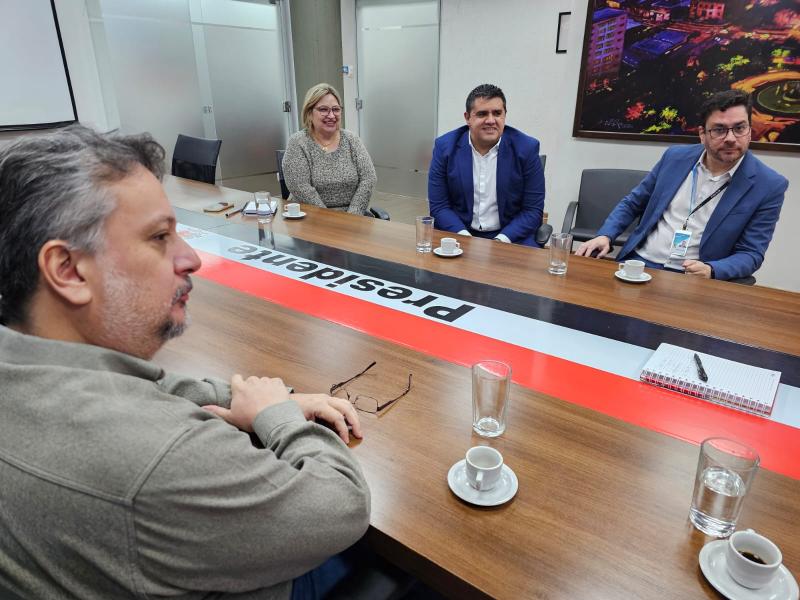 Representantes da Caixa fizeram anúncio durante reunião no gabinete da Prefeitura