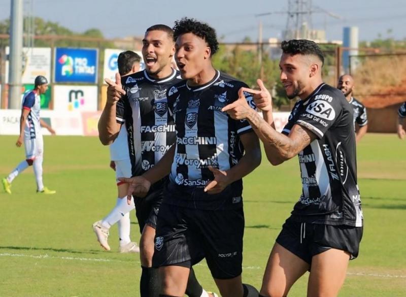 Atacante Gabriel Moysés (cen.) anotou 2 dos 4 gols da goleada da Pantera Alvinegra sobre o Carcará 