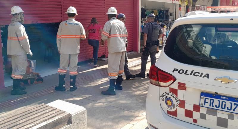 Com apoio da PM, técnicos da Energisa desligaram desvio em comércio