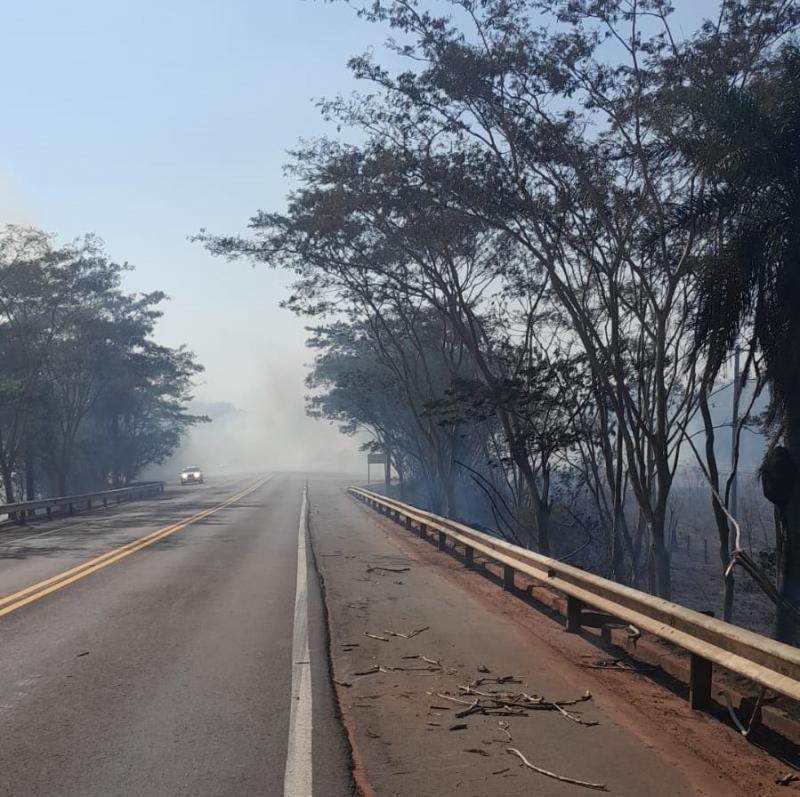 Exemplo de fumaça nas estradas foi registrado nesta quarta-feira, no distrito de Primavera, em Rosana