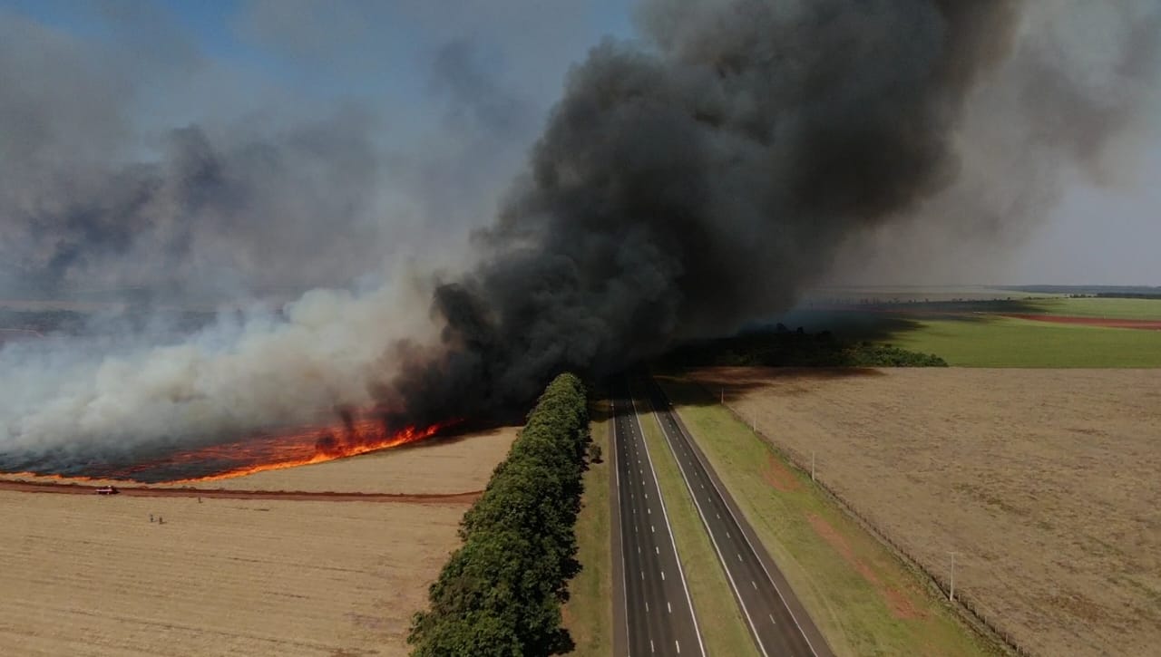 Incêndio de grandes proporções causou interdição de rodovia na tarde desta quinta