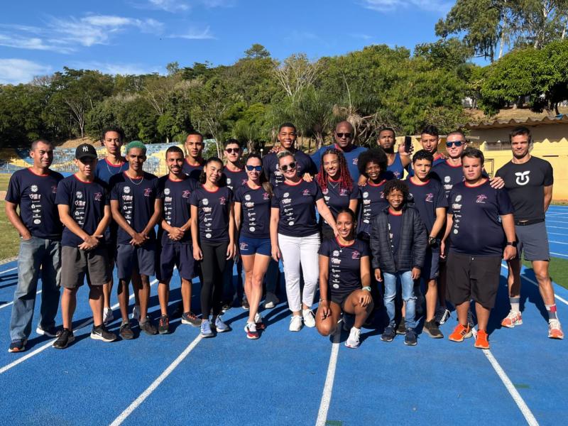 Técnico da equipe, Cremilson Julião Rodrigues, e atletas da APA na pista da Unesp