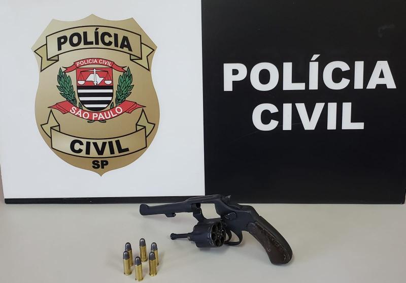 Pai surpreendido com revólver e munições foi preso em flagrante por posse ilegal de arma de fogo