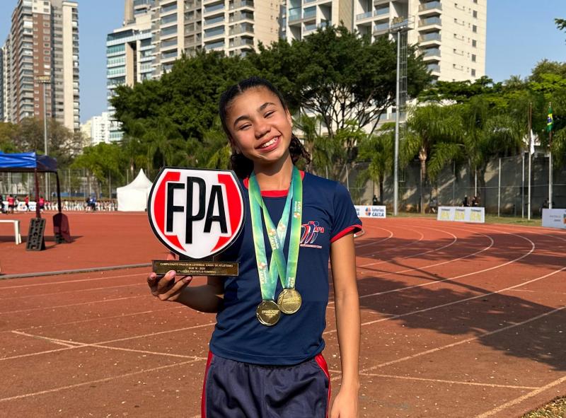 Júlia com suas 2 medalhas: campeã do pentatlo e nos 300 m com barreiras