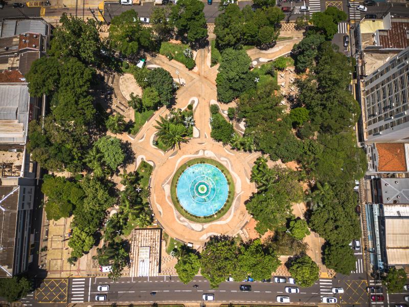 Praça Nove de Julho, na região do quadrilátero central Prudente, local que abriga a estátua do Coronel Francisco de Paula Goulart, fundador do município 