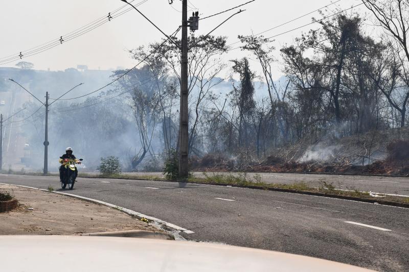 Trecho da Avenida Juscelino Kubitschek foi interditado por conta de incêndio na Mata do Furquim