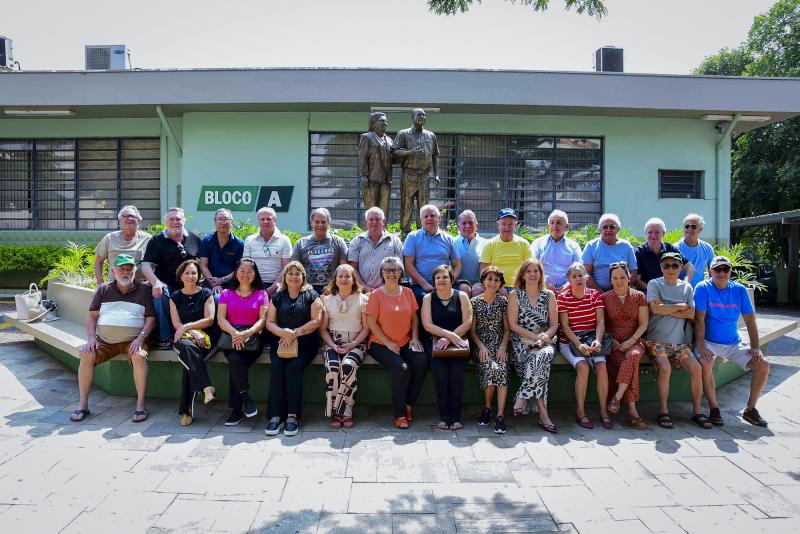 GRUPO POSA DIANTE DAS ESTÁTUAS DE AGRIPINO LIMA E D. ANA CARDOSO MAIA OLIVEIRA LIMA