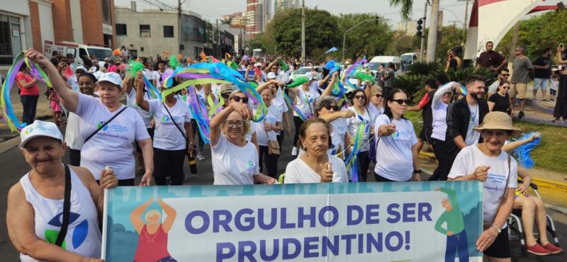 Parada Festiva foi realizada no sábado; CCA atende em torno de 150 pessoas com mais de 60 anos