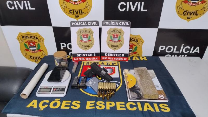 Durante ação, oficiais apreenderam drogas, armas, munições e materiais relacionados ao tráfico