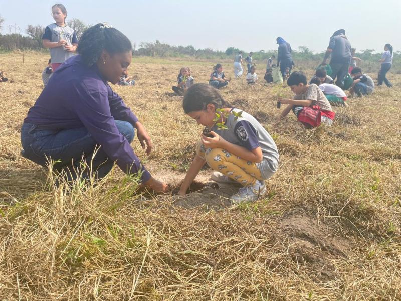 Lançamento da ação de restauração ambiental envolveu alunos de Epitácio