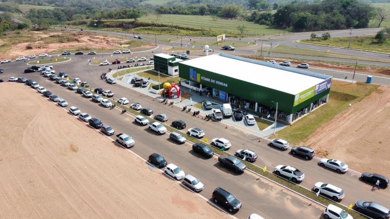 Vista aérea do local do lançamento do Parque dos Ipês, que reuniu centenas de pessoas logo pela manhã