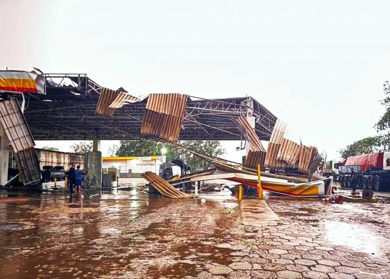 Tempestade chegou a derrubar estrutura de posto de combustíveis localizado às margens da SP-270