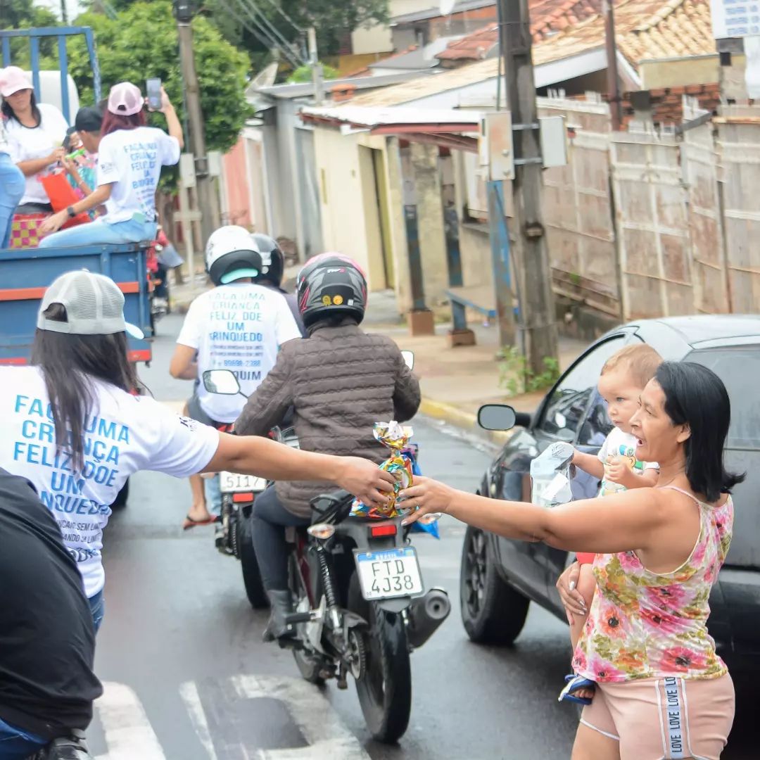 Distribuição dos brinquedos é realizada em carreata no Dia das Crianças