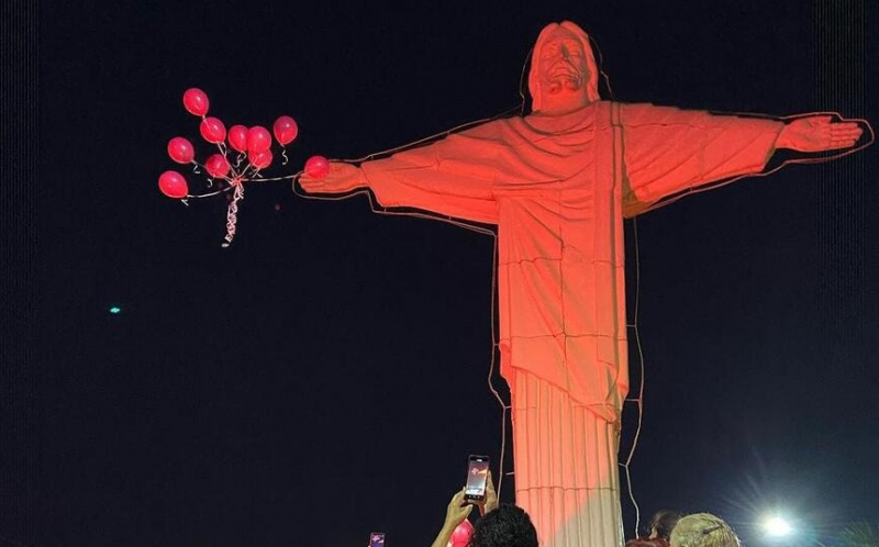 Cristo fica rosa para conscientizar comunidade sobre câncer de mama