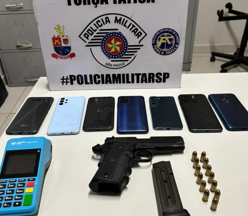 Oficiais apreenderam arma de fogo, sete aparelhos celulares e máquina de cartão na chácara