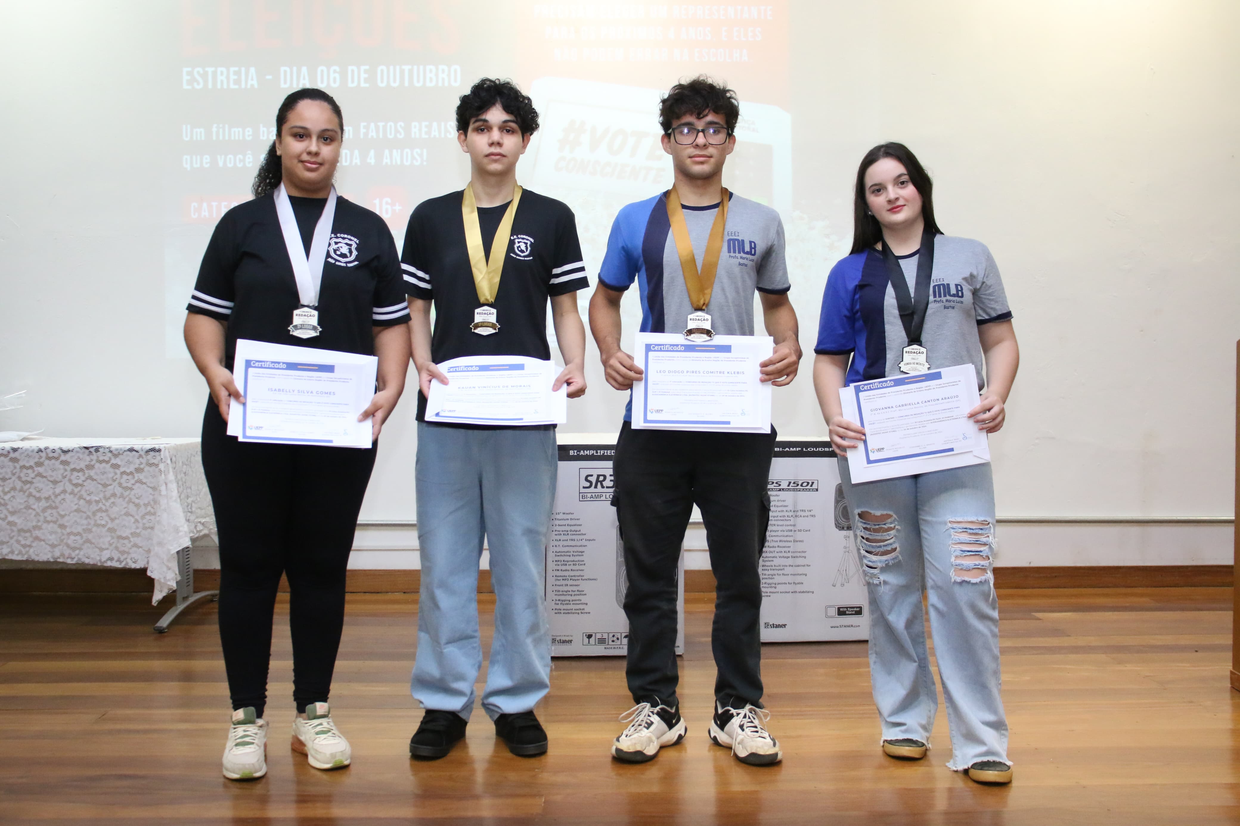 Da esquerda para direita, Isabelly (2º lugar), Kauan (1º lugar), Leo (3º lugar) e Giovanna (sorteada)