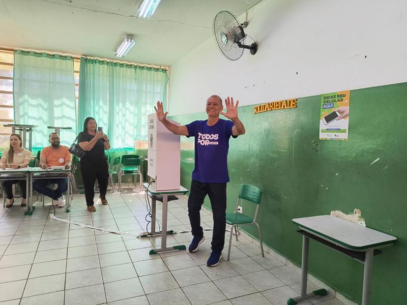 Candidato ao cargo majoritário, ex-prefeito votou neste domingo por volta das 10h