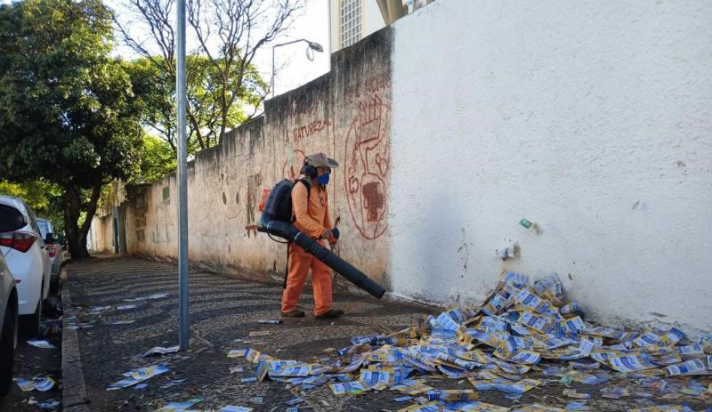 Equipes da Prudenco começaram a limpeza no domingo (6) pela manhã, nos locais de votação em Prudente