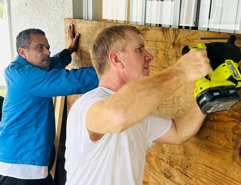 Marido e pai de Elaine seguem na organização e proteção da casa