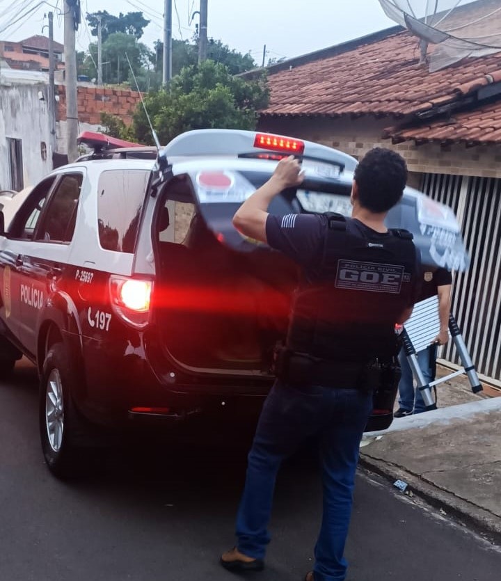 Na casa do acusado, policiais civis apreenderam crack e material para embalagem da droga