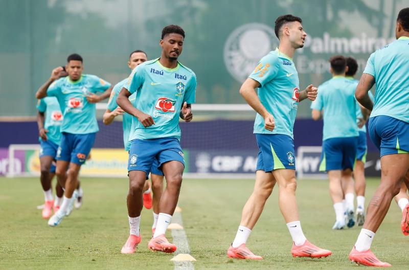 Abner treinou entre os titulares na Academia de Futebol do Palmeiras, em São Paulo