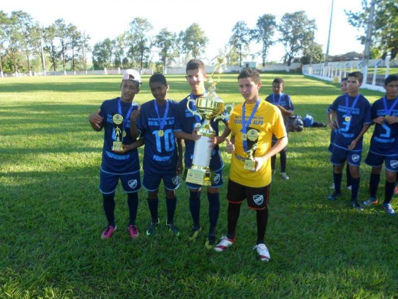 “Essa foto foi lá pros idos de 2014, ele foi o artilheiro do torneio”, lembra Alex, ao frisar que Abner era o camisa 10 da equipe 