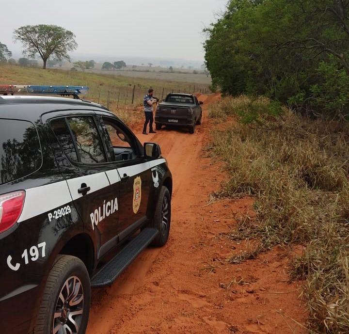 Utilitário Strada foi encontrado abandonado em estrada de terra após fuga de motorista