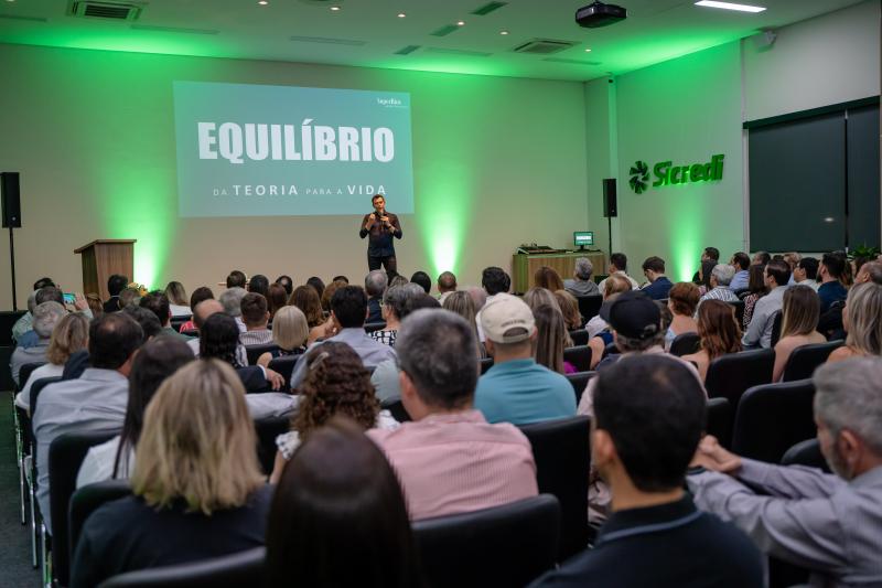 Mais de 300 pessoas estiveram presentes no evento sobre investimento