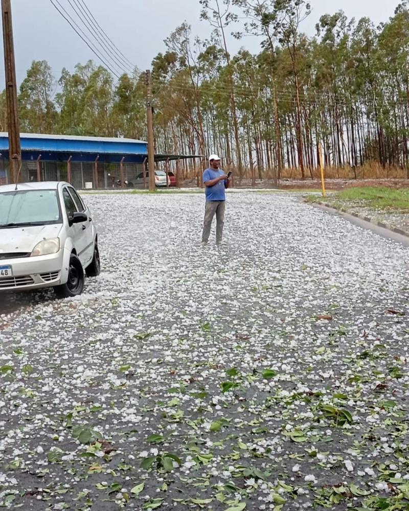 Temporal deixou um trecho da Rodovia Raimundo Maiolini coberta pelo gelo